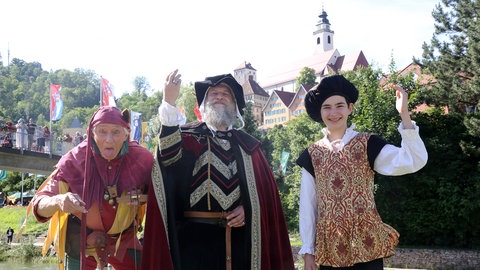 Bei den Ritterspielen in Horb am Neckarufer grüßen König Maximilian und Herzog Ulrich den Betrachter, der Hofnarr zieht Grimassen.