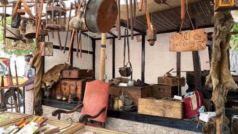 Stand mit geschmiedeten mittelalterlichen Gegenständen auf dem Mittelaltermarkt in Horb.