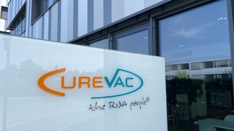 Das Firmenschild von Curevac in Tübingen glänzt in der Sonne.