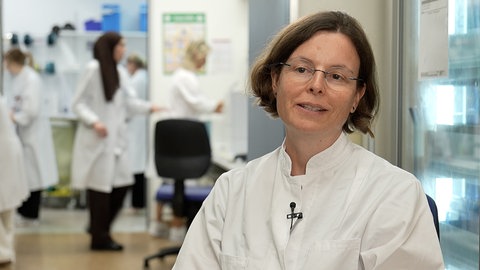 Transfusionsmedizinerin Karina Althaus im Labor an der Uniklinik Tübingen