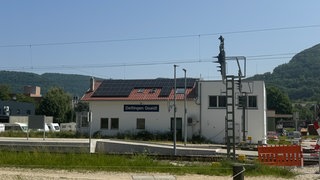 Das elektronisches Stellwerk in Dettingen-Gsaidt liegt direkt an der Ermstalbahn