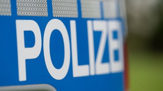 Symoblbild: Der Aufdruck eines Polizei-Autos. In Albstadt soll eine Frau ihr Baby in eine Waschmaschine gesteckt haben.