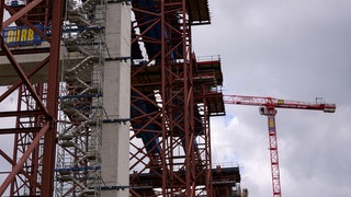 Nach dem tödlichen Unfall an der Baustelle für die neue Horber Hochbrücke wird gegen den Kranführer ermittelt wegen des Anfangsverdachts der fahrlässigen Tötung.