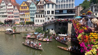 Ein Platz in der ersten Reihe: Von der Neckarbrücke und von einer Mauer am Neckarufer aus sahen viele Menschen dem Treiben auf dem Neckar zu.