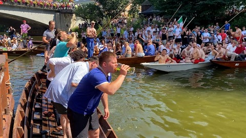Nach dem Stocherkahnrennen mussten die Verlierer Lebertran trinken. Die meisten spuckten ihn wieder aus.