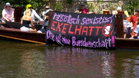 Beim Tübinger Stocherkahnrennen 2025 wurde auch gegen Burschenschaften protestiert.