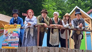 Die Hauptdarsteller des Stückes "Friede Freude Pfannakuacha" stehen auf der Bühne des Naturtheaters Hayingen.