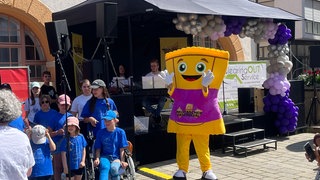 Eine übergroße Maultasche aus Stoff: Das Maskotten "Mauli" auf dem ersten Maultaschenfestival in Metzingen.