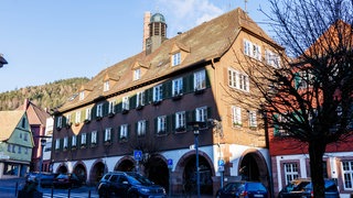 Frontansicht des Rathauses in Alpirsbach. Weil die erste Wahl für ungültig erklärt wurde, mussten die Bürger erneut an die Urnen gehen.