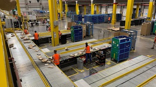 Ein Amazon-Verteilzentrum in Meßkirch von innen. Täglich werden dort mehr als 50.000 Pakete sortiert und für die Zustellung bereit gemacht.
