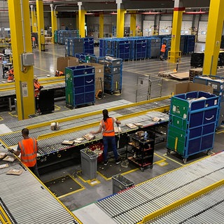 Ein Amazon-Verteilzentrum in Meßkirch von innen. Täglich werden dort mehr als 50.000 Pakete sortiert und für die Zustellung bereit gemacht.