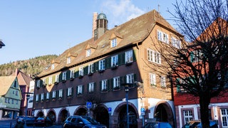 Frontansicht des Rathauses in Alpirsbach. Norbert Beck möchte nicht bei der Stichwahl um den Bürgermeister antreten.