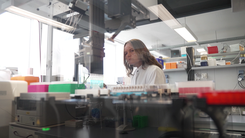 Genomsequenzierungen gehen heute so schnell, dass sie auch in dem kleinen Labor in Tübingen zu Tausenden durchgeführt werden können.