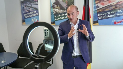 Der AfD-Landtagsabgeordnete Miguel Klauß aus dem Kreis Calw steht vor Ringlicht und Smartphone und nimmt ein Video für Social Media auf.