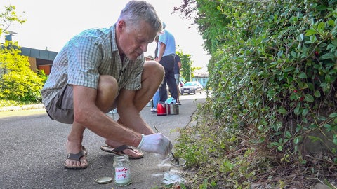 Christian Wolff ist Biologe und Anwohner im Beethovenweg, wo er mit Kieselgur invasive Ameisen bekämpft.