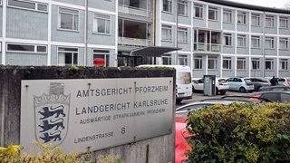 Eine Aussenaufnahme des Amtsgerichts Pforzheim. Dort hat das Strafverfahren gegen den ehemaligen Bürgermeisterkandidaten in Alpirsbach, Sven Christmann, begonnen. Ihm wird unter anderem Bestechlichkeit vorgeworfen.
