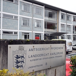 Eine Aussenaufnahme des Amtsgerichts Pforzheim. Dort hat das Strafverfahren gegen den ehemaligen Bürgermeisterkandidaten in Alpirsbach, Sven Christmann, begonnen. Ihm wird unter anderem Bestechlichkeit vorgeworfen.