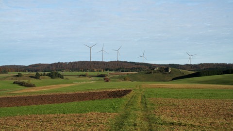 Die Visualisierung zeigt, wie der Windpark Hohfleck aus Richtung Sonnenbühl-Undingen aussehen soll