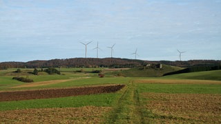 Die Visualisierung zeigt, wie der Windpark Hohfleck aus Richtung Sonnenbühl-Undingen aussehen soll