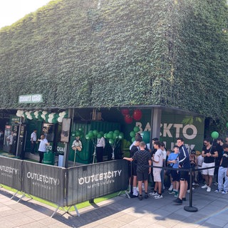 Am Samstag wurde "Keladam's Kebab" in der Outletcity in Metzingen eröffnet. Besitzer des Dönerladens ist der bekannte TikToker Ferdi Ünlü.
