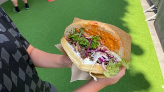 Am Samstag wurde "Keladam's Kebab" in der Outletcity in Metzingen eröffnet. Besitzer des Dönerladens ist der bekannte TikToker Ferdi Ünlü.