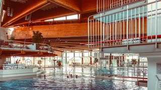 Foto im Panorama-Bad in Freudenstadt mit Becken und Sprungturm. Die KI-Kameras, die dort an den Decken hängen, sind derzeit außer Betrieb.