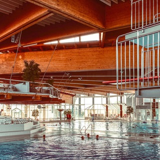 Foto im Panorama-Bad in Freudenstadt mit Becken und Sprungturm. Die KI-Kameras, die dort an den Decken hängen, sind derzeit außer Betrieb.