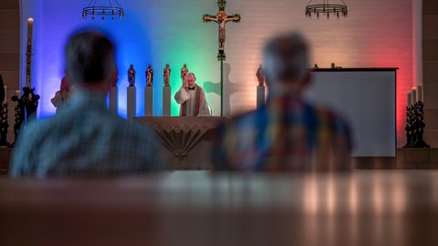 Ein Priester spendet den Segen. In der Diözese Rottenburg-Stuttgart gibt es künftig katholische Segensfeiern für alle Liebenden, auch homosexuelle oder geschiedene Paare.