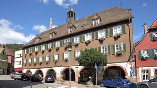 Das Rathaus von Alpirsbach im Kreis Freudenstadt von außen. Dort wurde am 13.Juli das neue Stadtoberhaupt gewählt.