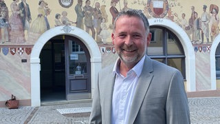 Michael Keßler vor seinem neuen Arbeitsplatz, dem Horber Rathaus. Er wird neuer Oberbürgermeister von Horb (Kreis Freudenstadt)