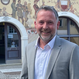 Michael Keßler vor seinem neuen Arbeitsplatz, dem Horber Rathaus. Er wird neuer Oberbürgermeister von Horb (Kreis Freudenstadt)