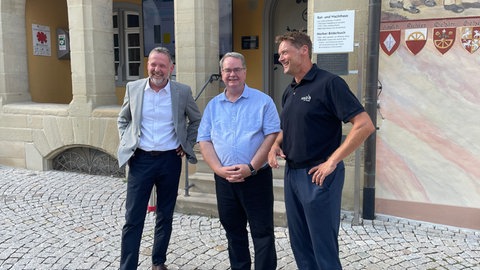 Der amtierende OB von Horb steht neben den beiden Kandidaten Winfried Asprion (parteilos) und Michael Keßler (CDU) vor dem Horber Rathaus.