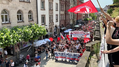 Aus erhöhter Perspektive ein Blick auf einen Protestzüge gegen die AfD in die Tübinger Innenstadt. Ursprünglich waren viel mehr Menschen angekündigt, aber die AfD-Kundgebung, gegen die sie demonstrieren wollten, war abgesagt worden. 