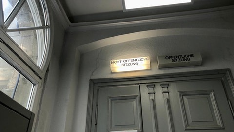 Über dem Sitzungssaal im Hechinger Landgericht leuchtet ein Schild mit der Aufschrift "Nicht öffentliche Sitzung". Beim Prozess gegen einen Fahrlehrer haben einige Zeugen ohne Zuschauer ausgesagt.