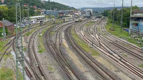 Achtung Zugausfälle in den Sommerferien 2025 - die Gleise bleiben leer