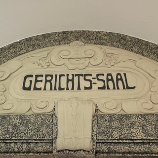 Der Eingang des Gerichtssaal des Amtsgericht Reutlingen. Im Prozess um zwei Mitarbeiterinnen des Jugendamts ist ein Urteil gefallen: Freispruch. 