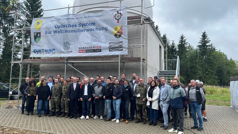 Gruppenbild vor Weltraumteleskop in Meßstetten: Beim Richtfest sind die Projektpartner in Meßstetten zusammengekommen.