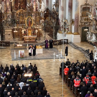 Blick von oben auf die Gäste der Trauerfeier im Münster Zwiefalten. Nach dem schweren Zugunglück bei Riedlingen haben die beiden großen Kirchen zu einem gemeinsamen Gedenkgottesdienst eingeladen.