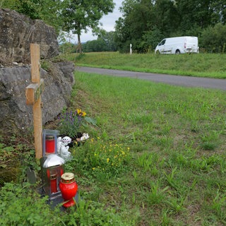 Gedenkstätte für einen 14-jährigen Pedelecfahrer, der bei Gomaringen von einem Auto erfasst wurde. 