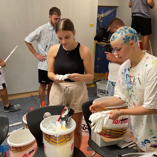 In Rottenburg ist trotz Sommerferien in der Schule etwas los. Abiturienten baden ihren misslungenen Abistreich aus und streichen die Schule neu.