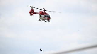 Bei einem Unfall zwischen einem Mähdrescher und einem Motorrad bei Winterlingen waren zwei Rettungshubschrauber im Einsatz. (Symbolbild)