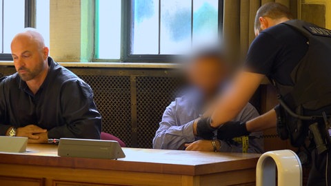 Ein angeklagter Drogendealer sitzt im Landgericht Tübingen. Der Mann wurde neu verurteilt - unter anderem, weil das neue Cannabisgesetz eingeführt wurde.