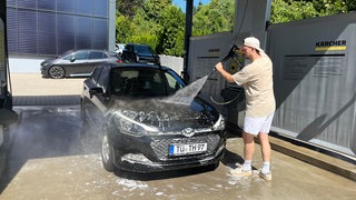 Autowaschanlage Dettenhausen: Das Auto wird mit recyceltem Wasser gereinigt.