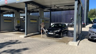 Autowaschanlage Dettenhausen: Autos werden hier mit recyceltem Wasser gewaschen.