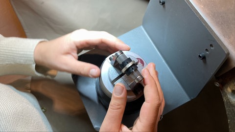 Edelsteinfasserin Maren Baum präsentiert einen Silberring in ihrem Atelier in Tübingen. 