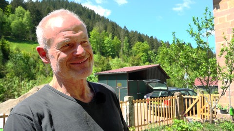Siegfried Schmidt steht im Garten des Platzmeisterhauses in Freudenstadt. Es ist Teil der Gartenschau im Tal X. 
