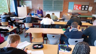 Schüler einer zehnten Klasse sitzen in ihrem Klassenraum (Symbolbild). Mädchen wissen oft weniger über Geld- und Finanzthemen als gleichaltrige Jungen, so eine Studie der Uni Tübingen.