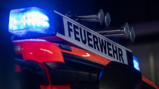 Ein Einsatzfahrzeug der Feuerwehr mit Blaulicht (Symbolbild): In Reutlingen muss die Feuerwehr seit Juli regelmäßig Feuer löschen. Die Polizei vermutet eine Serie an Bränden.