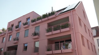 Das knallrosa Haus in Metzingen sorgt für Aufsehen in der Metzinger Innenstadt. Selbst Balkongeländer und Fensterrahmen sind rosa angestrichen. 