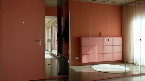 Köhlers Nachbar hat im "Flamingo-Haus" sogar Schränke, Türen und Wände in der Wohnung knallrosa gestaltet. 